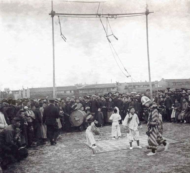 1930年，上海露天马戏表演，开阔空场之上搭起简易高空杂技架。 