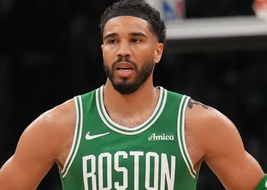 NBA常规赛凯尔特人主场迎战奇才的比赛已经结束。全场战罢，凯尔特人以111-10