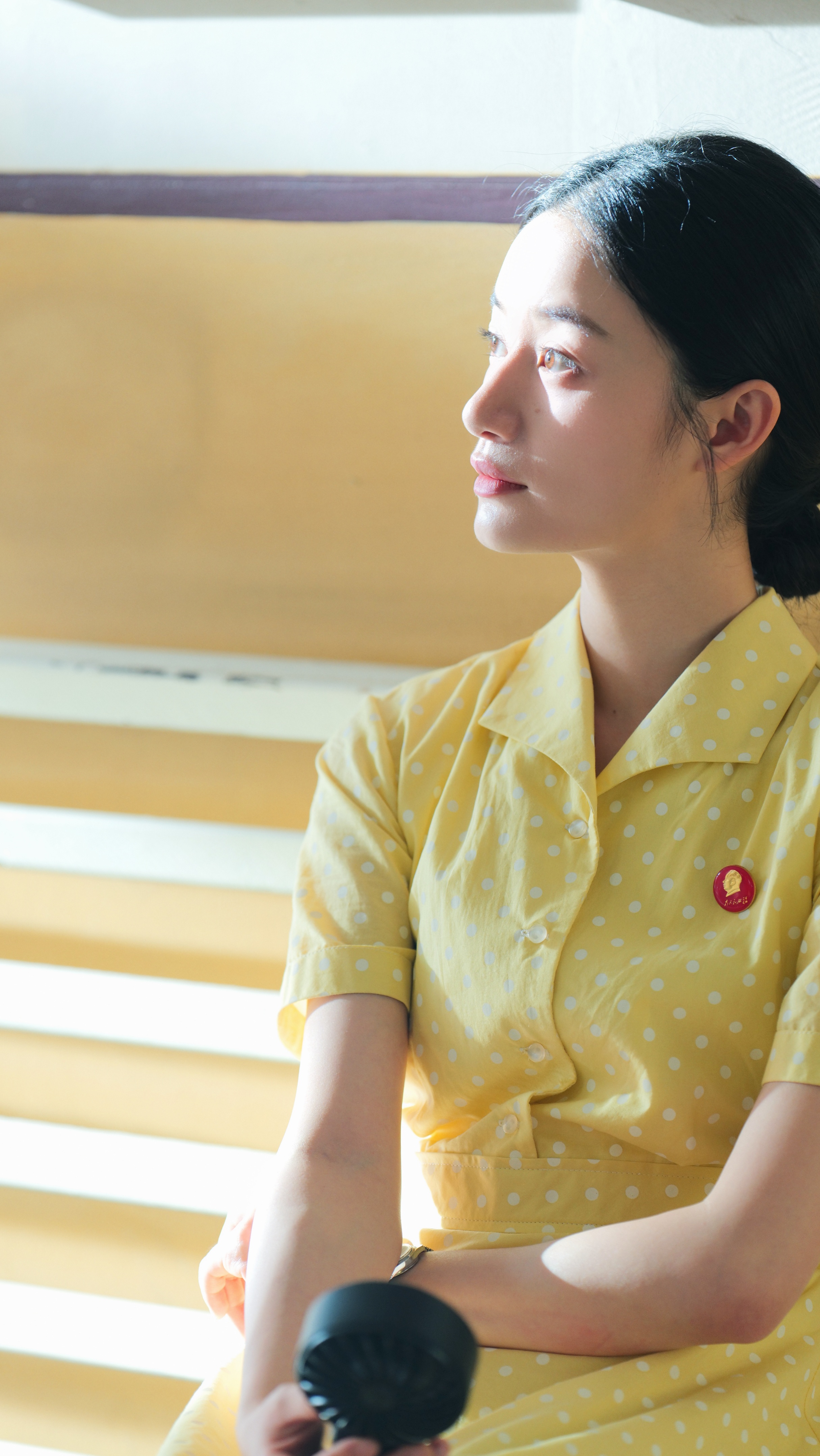 《纯真年代的爱情》中，郭晓婷身着复古黄裙出现在新婚丈夫瞿桦面前，将清冷才女的温婉