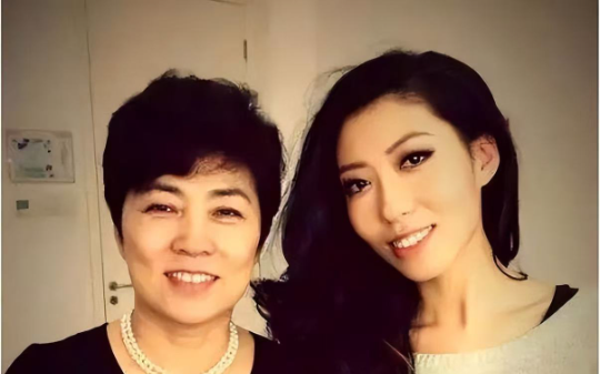 她妈贪污3.5亿判无期，下岗工人跳楼，她：我妈是为人民服务的英雄