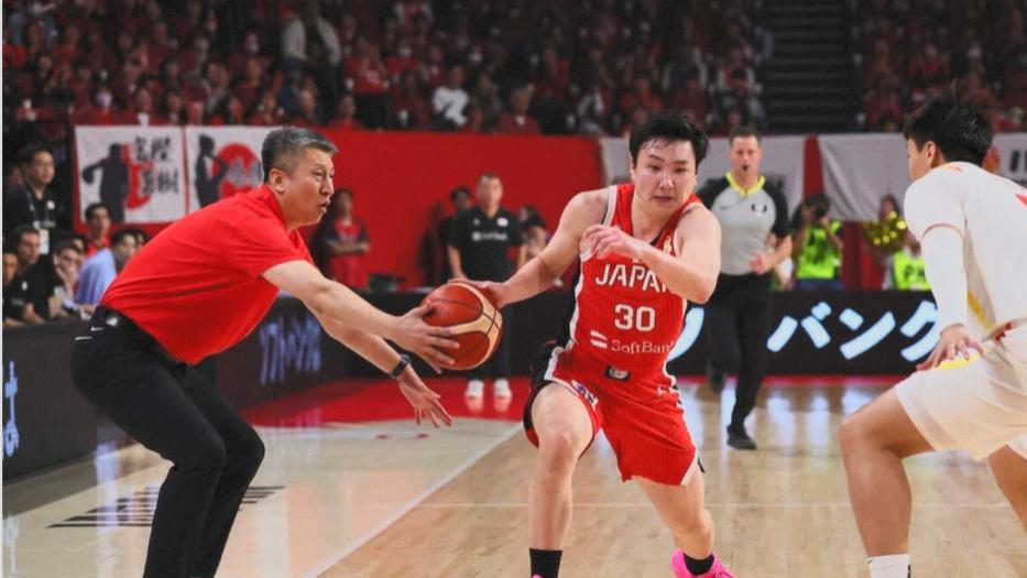 中国男篮“5打8”赢球，现场女球迷哭了，日媒调侃郭士强！