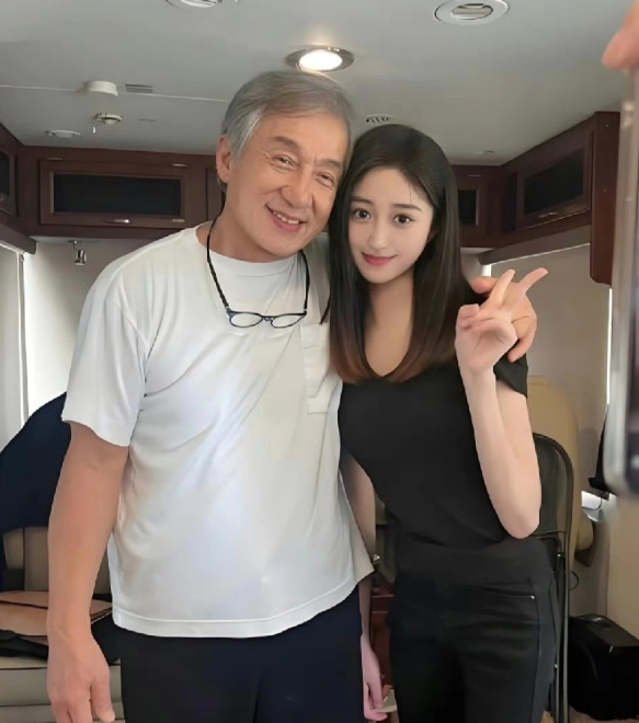 成龙大哥这状态也太绝了
刷到他近期的模样直接瞳孔地震，71岁这状态，怕不是偷偷开