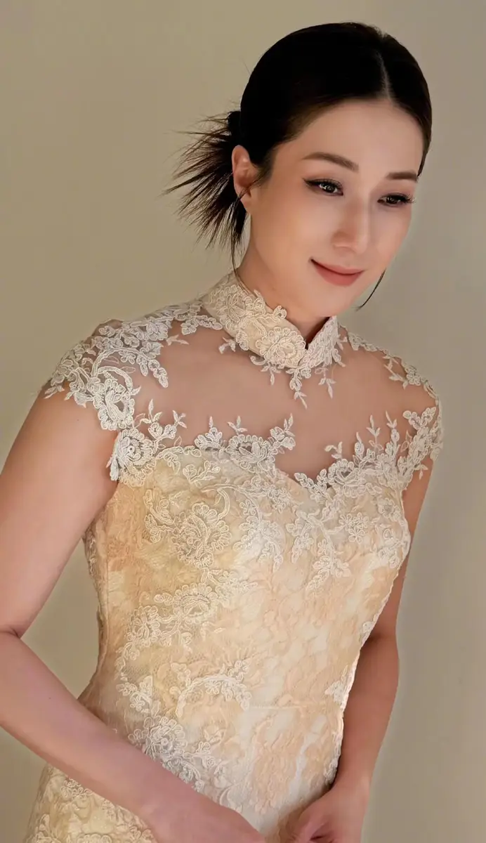 钟嘉欣穿新中式刺绣裙尽显东方美！绽放温婉笑容气质优雅