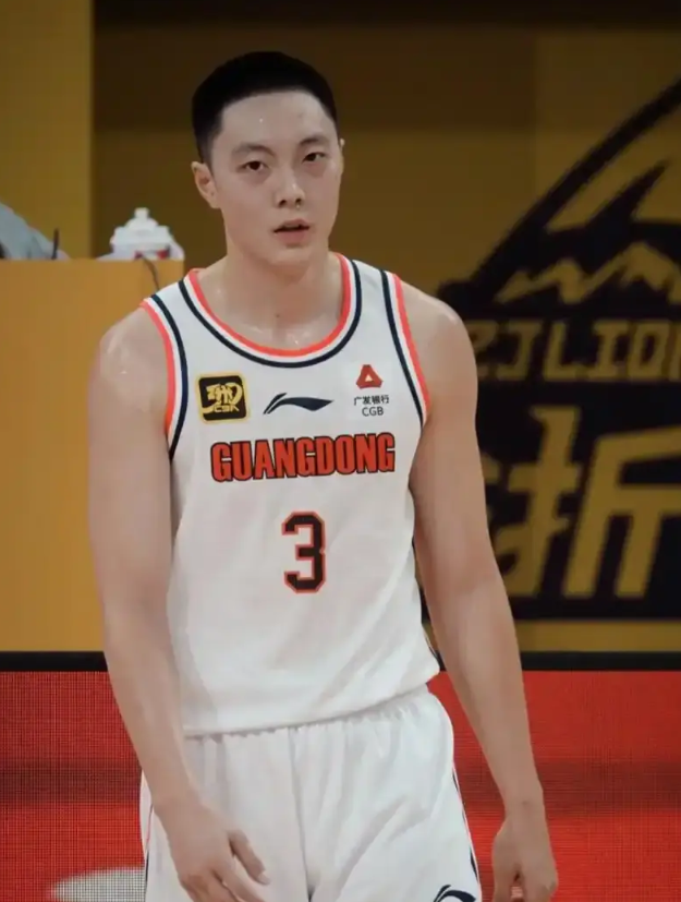 打强队明明只有胡明轩才能发挥，却被诬成赢数据输比赛！

这你就很搞笑了，因为打强