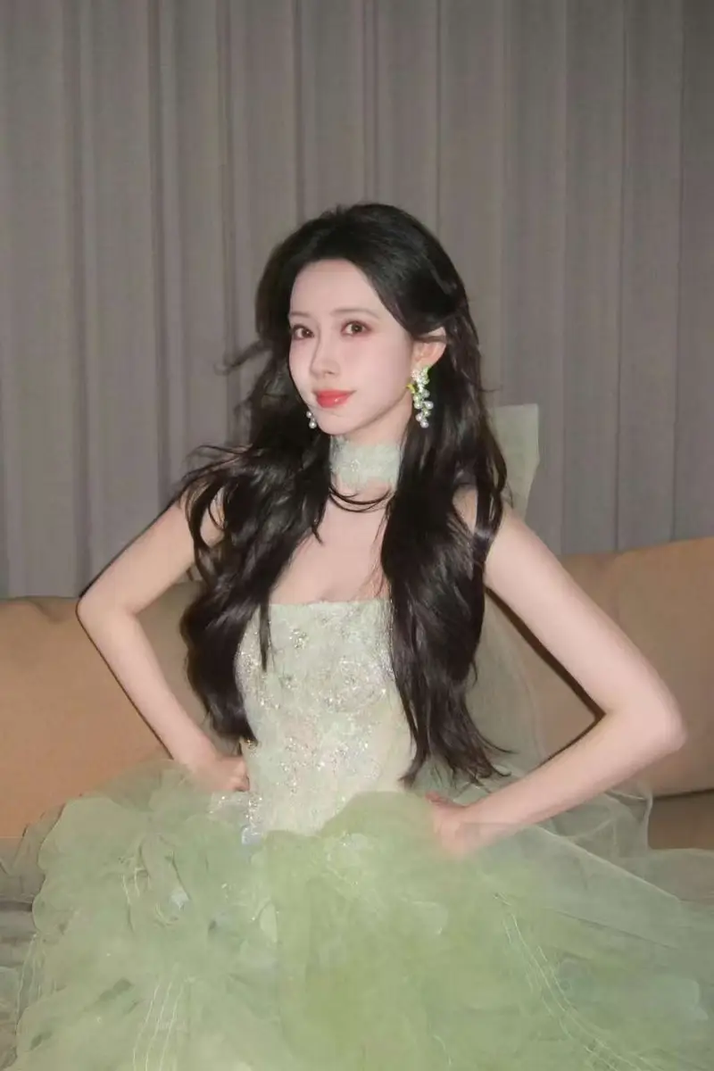 孟子义穿薄荷绿抹胸裙温柔灵动 系大蝴蝶结可爱又仙气