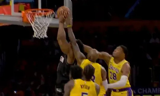 NBA季后赛，第二节比赛中，詹姆斯身后追防大帽阿门，已经拿6分2篮板10助攻1抢