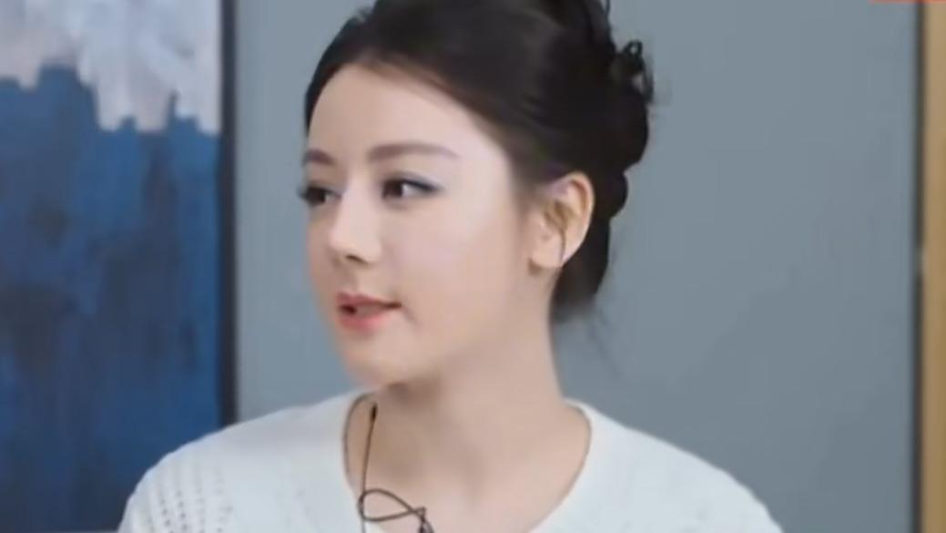 迪丽热巴宜宾春晚献唱《一江清水》，川剧变脸融合竹海意境，演绎川南风情