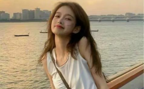 我随手将没吃完的盒饭扔进卷轴，饿了好几天的少年捧着盒饭两眼放光