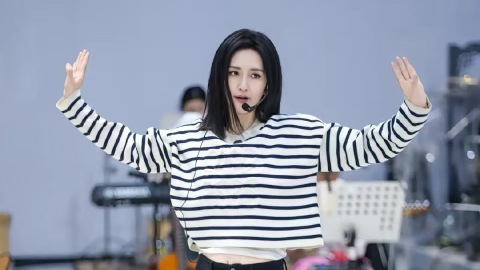 谢娜备站演唱会全记录：当“搞笑女”卸下滤镜，用淤青与汗水叩响舞台之门