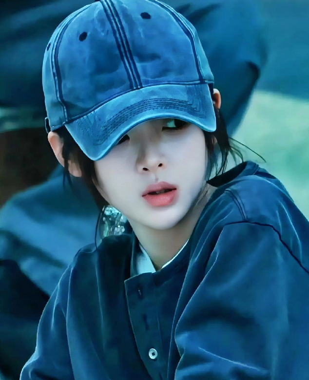 杨超越充分证明了时尚的完成度靠脸
不要再研究什么穿搭，有一张精致的小脸比什么都重