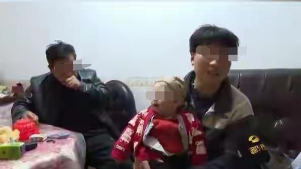 小伙摆摊卖猪肉养6个弟弟妹妹，父母扬言“还要生，让大儿子养”