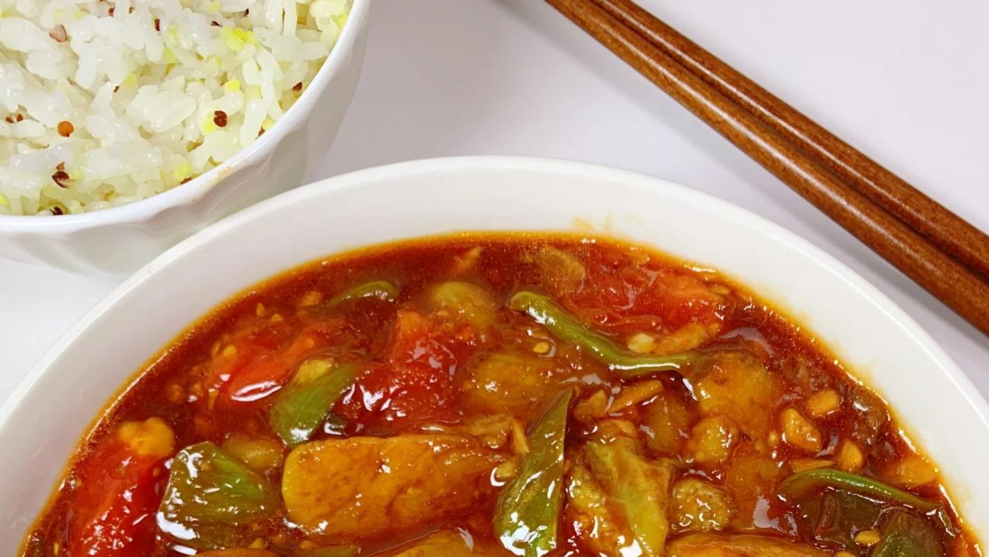 茄子别再红烧了！加2个番茄，出锅瞬间被抢光，这吃法太香了！