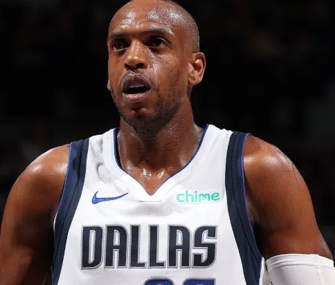 独行侠正让克里斯-米德尔顿自行决定是否继续留在球队，或寻求买断合同。
米德尔顿在