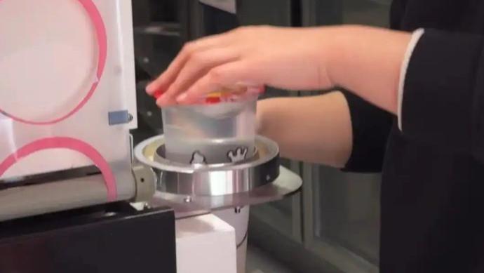 女子带高血糖老人逛街求购白开水遭拒，咋不自己带水杯呢？