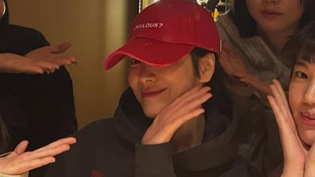 宋慧乔晒新照：与同事相聚合影很开心，嘟嘴比耶显俏皮！