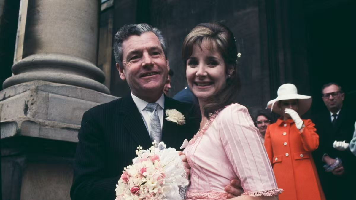 银幕英雄肯尼思·莫尔传奇人生：从战地勇士到帕金森症的坚韧抗争