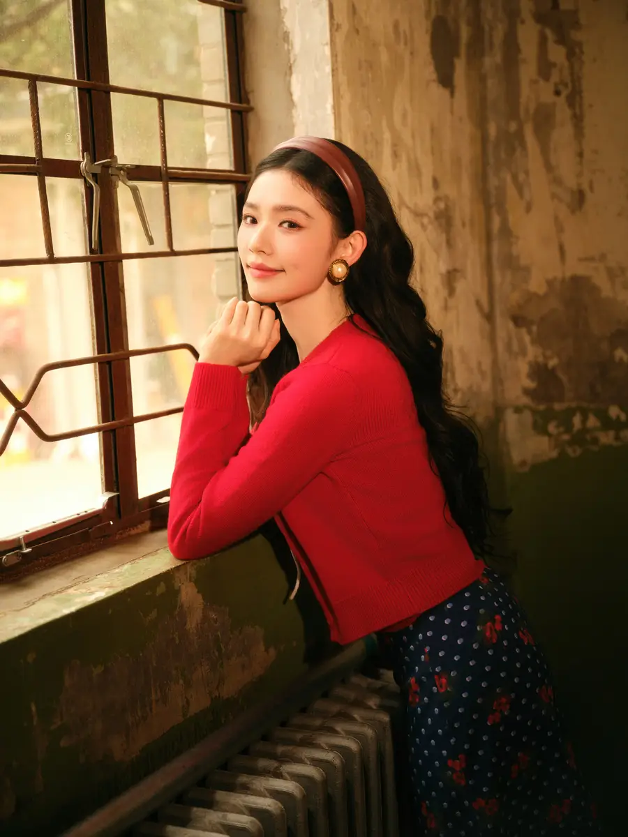 林允拍摄年代感大片韵味十足！化身暖调光影里的红衣少女