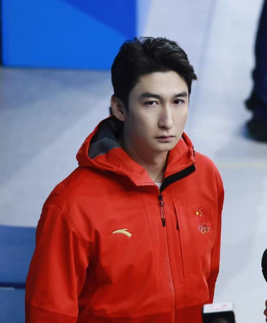 武大靖坦言被称“原短道速滑运动员”心会疼，退役瞬间觉孤独。现任职吉大教授教滑冰、