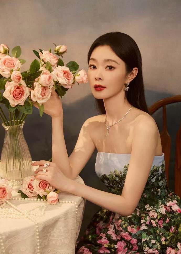 是谁把整个玫瑰园穿上了身？原来是宋轶！这条缀满99朵玫瑰的裙子，在她身上绽放出极