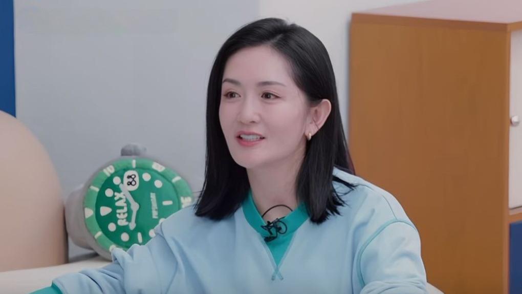 谢娜被踩裙后大方化解，黄灿灿紧张道歉显真诚