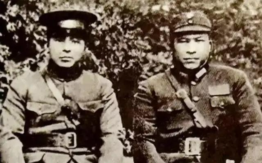 百岁张学良见杨虎城孙子，全程沉默不语，不是冷漠是极致的忏悔