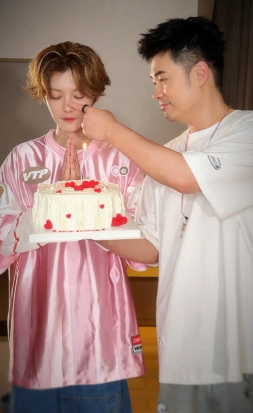 我的天啊
陈赫发的这个鹿晗生日祝福live图
实在是太戳我了。。。 好灵动的小鹿