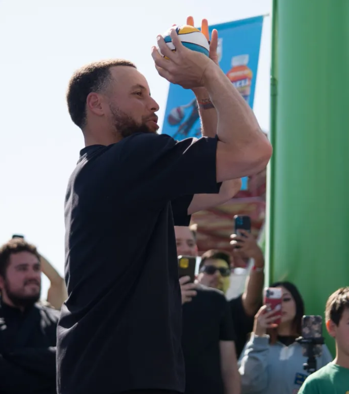 勇士社媒晒出斯蒂芬-库里现身洛杉矶参加全明星赛活动的瞬间，并配文：
“30号在洛