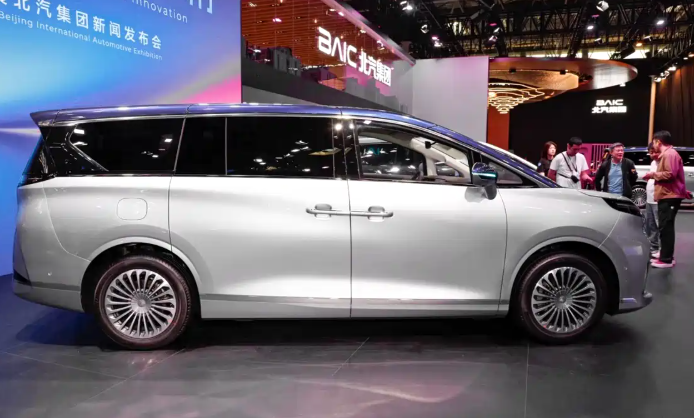 这成绩如何极狐问道V9预售48小时订单突破8000台中大型MPV
外观设计方面，