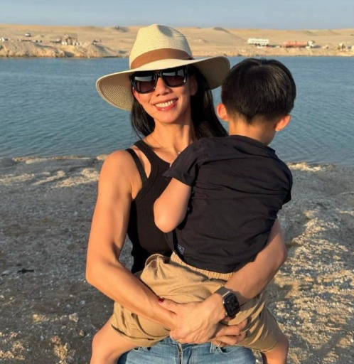 47岁女明星吴辰君在迪拜被吓哭
吴辰君表示；“人生第一次听见三声巨响，说不害怕是