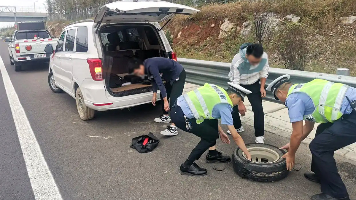 高速没备胎，换胎别乱打电话：这样做既专业又划算