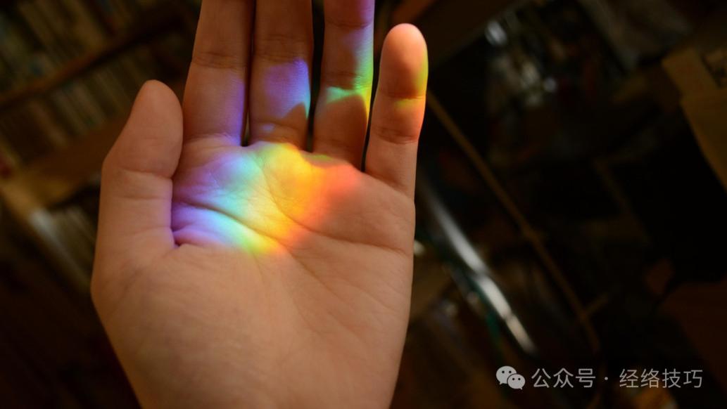 这条手指缝是身体的“出气筒”！每天刮3分钟，给头面泻火，给肝胆顺气