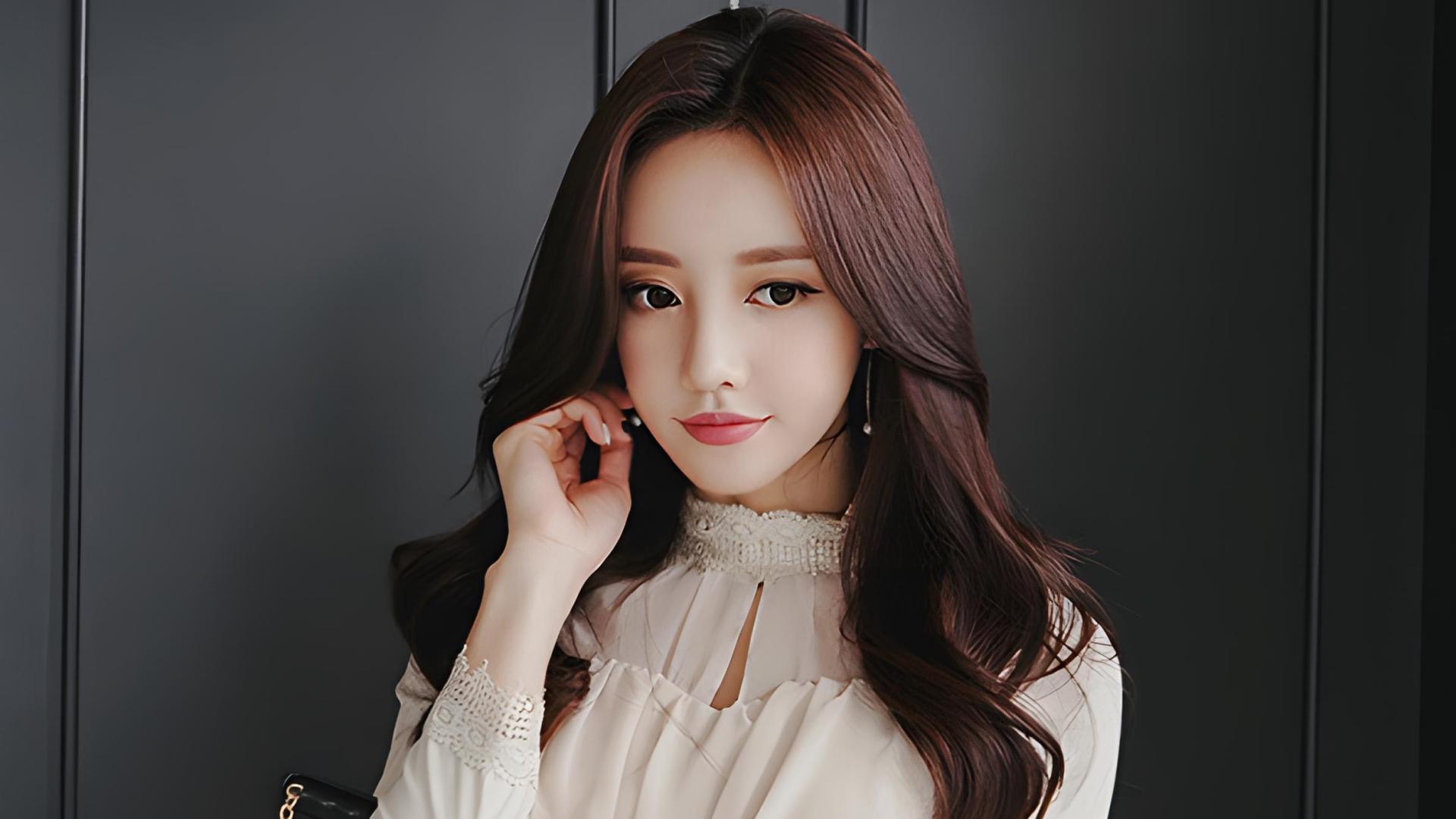 万顷琉璃凝眸色，一袭白纱卷暮云，浪尖托起珍珠履，海风解开罗带香