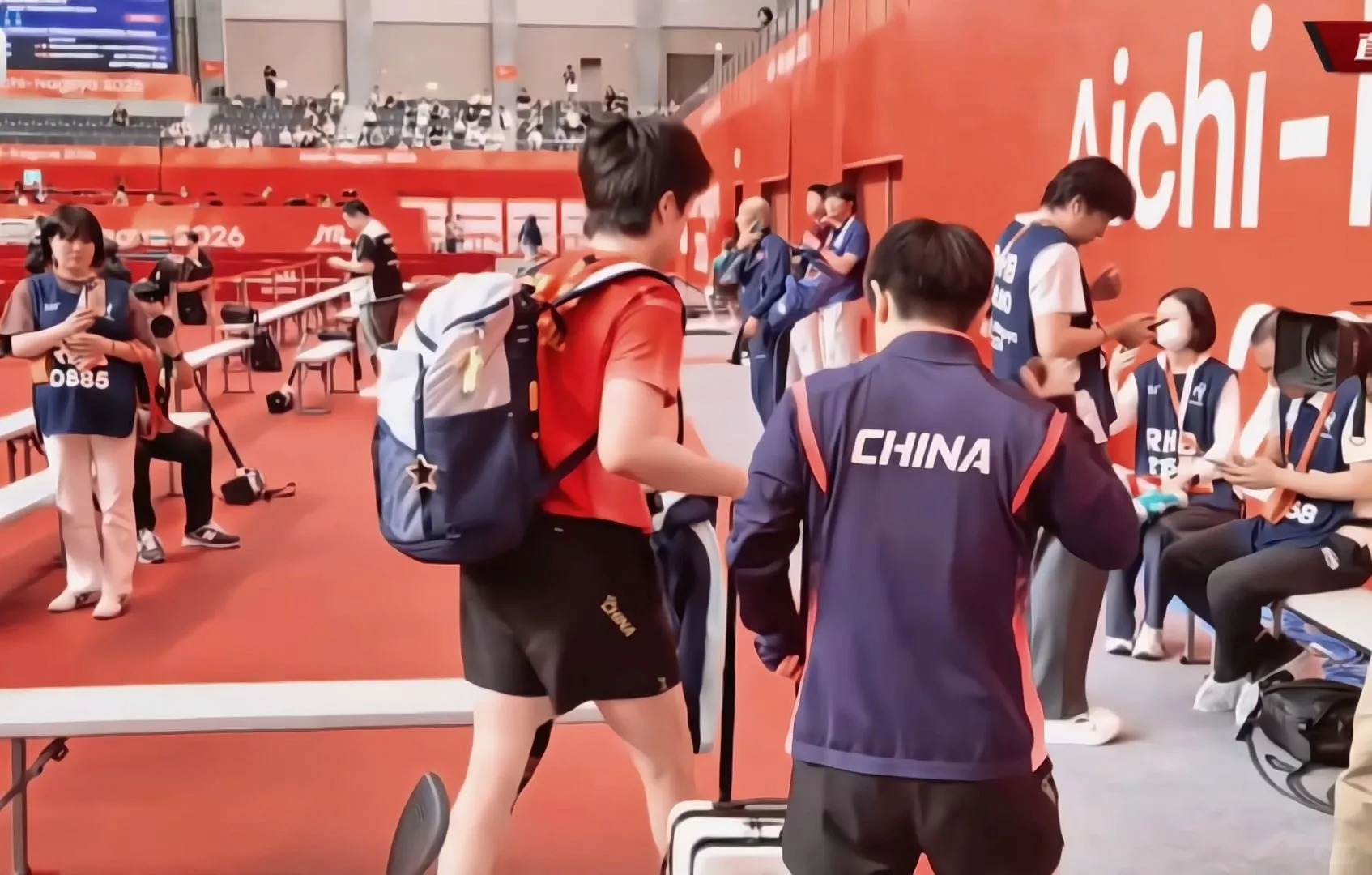 俩小朋友下班动图，这是看啥呢，我也想看看，可能是隔壁的比赛哈哈哈，一生爱看热闹的
