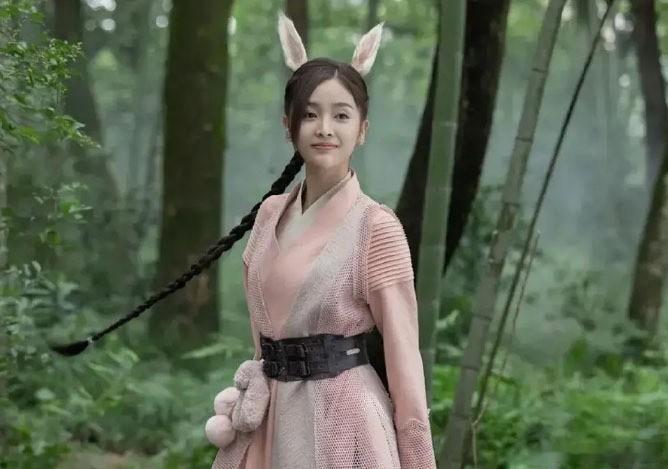 突然发现一个现象，但凡和肖战合作的女演员，要么存在感很低，要么被吐槽…

稍微好