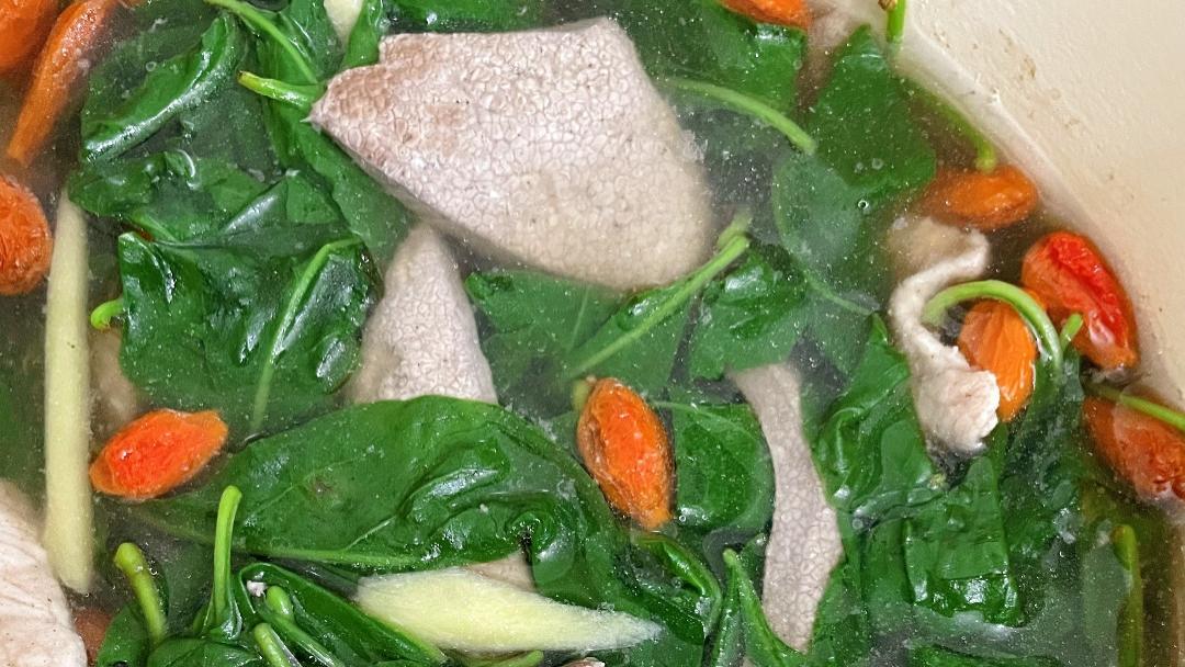 深夜的烟火气，最抚凡人心：一碗滚烫鲜甜的枸杞叶猪肝瘦肉汤
