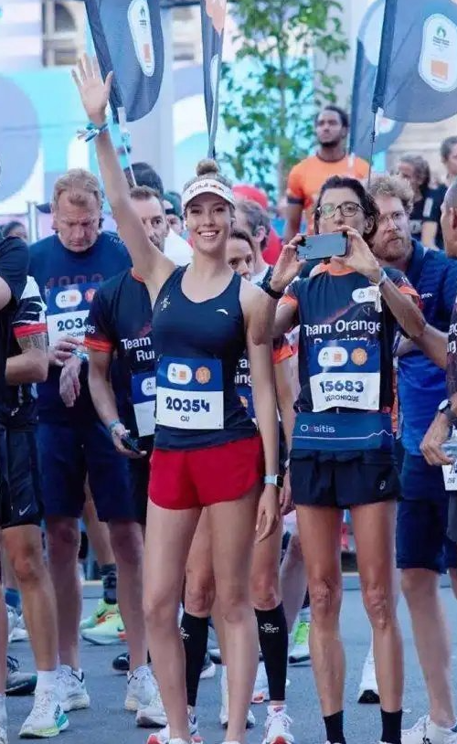 谷爱凌在2024年巴黎奥运会大众马拉松中以3小时24分36秒完成个人首场全程马拉