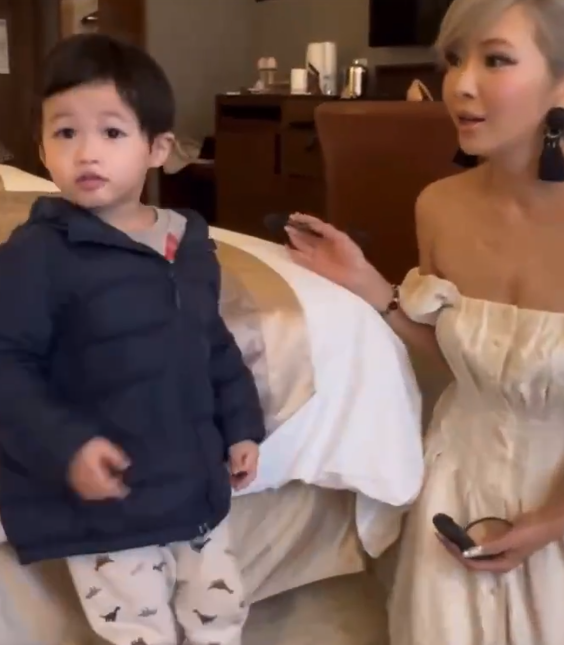 Makiyo晒出了她带着儿子外出工作商演的视频
4岁的儿子跟妈妈的感情很好，道别