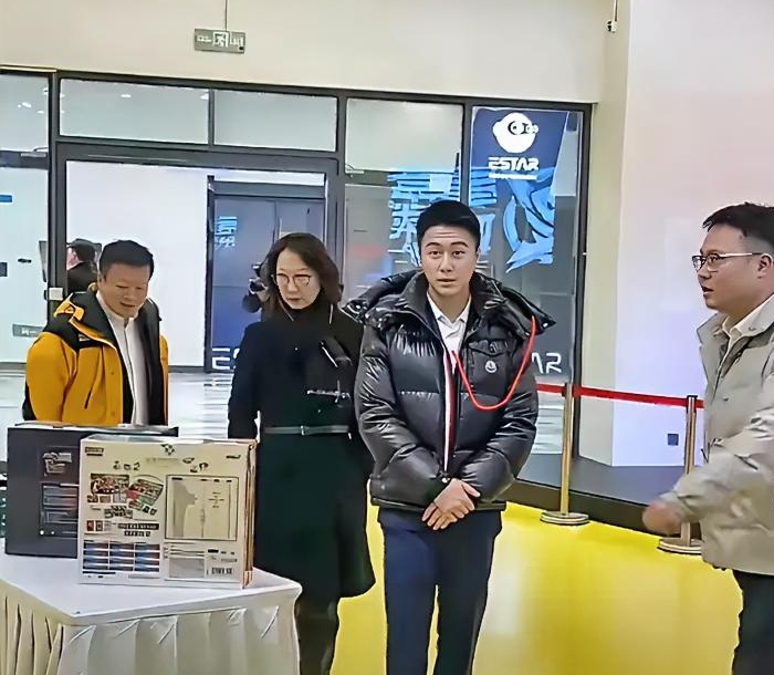 炸了何猷君穿移动金库接奚梦瑶，这件羽绒服够买套房
普通人看羽绒服看保暖，何猷君们