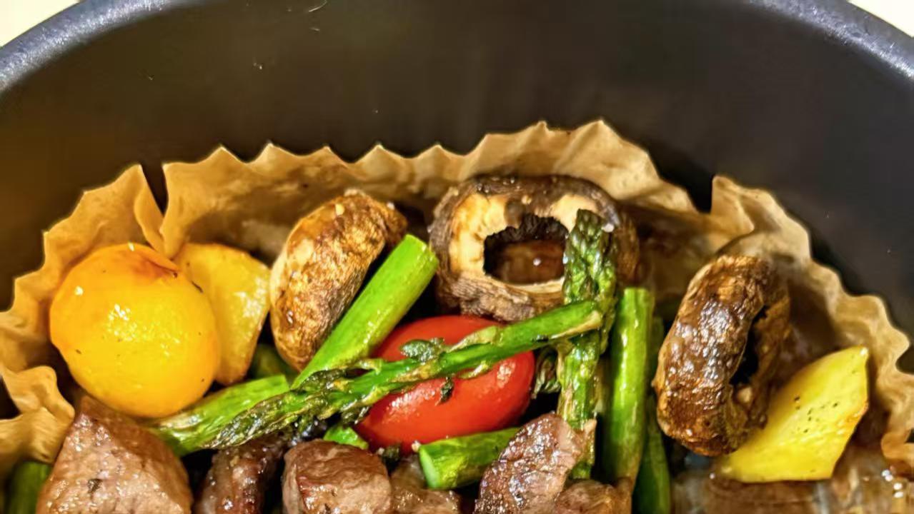 吃一次就爱上的香烤牛肉时蔬拼盘。