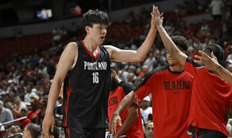 根据之前报道，NBA官方宣布，开拓者因两年前与杨瀚森进行违规接触被罚款10万美元