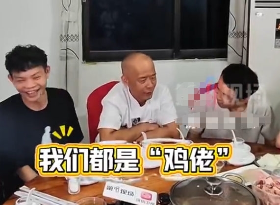 鸡界顶流正式会师，老莫、鸡排哥、烤鸡少年齐聚广东，堪称吃鸡圈名场面！
老莫一句“