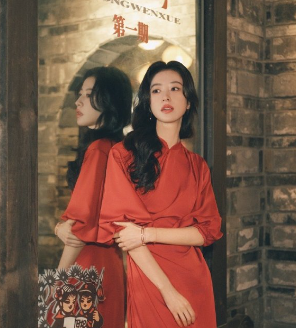 周雨彤的复古小妆造，这超绝的美感，很可以的！