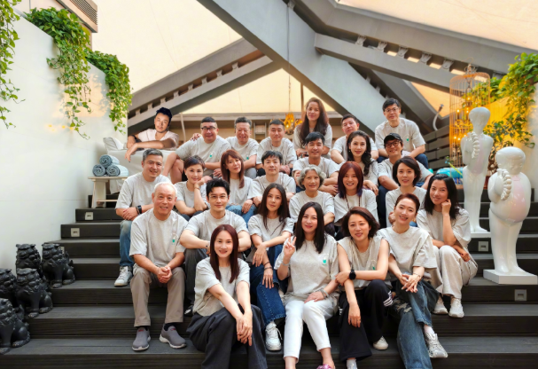 黄晓明北电毕业30年参加同学聚会
48岁状态太绝了，和同班一些男同学同框像差辈！