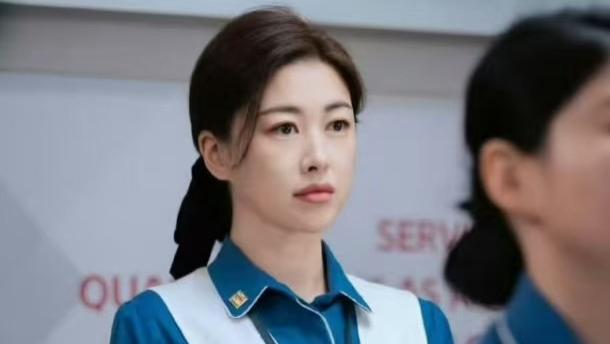 朱珠把保洁服穿出高定感？是老天爷追着喂饭的恐怖天赋