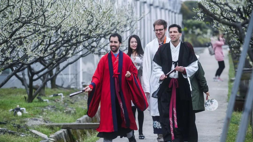 国外博主的新游戏：成为中国人