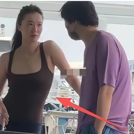 王传君老婆居然是她
素颜健身照曝光，这身材和气场太绝了！ 
近日，一组王传君和他