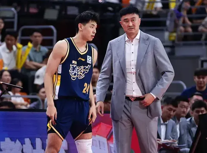 今晚CBA常规赛：山东男篮将对阵广东男篮。

赛前媒体人夏晓司分享广东男篮主帅杜