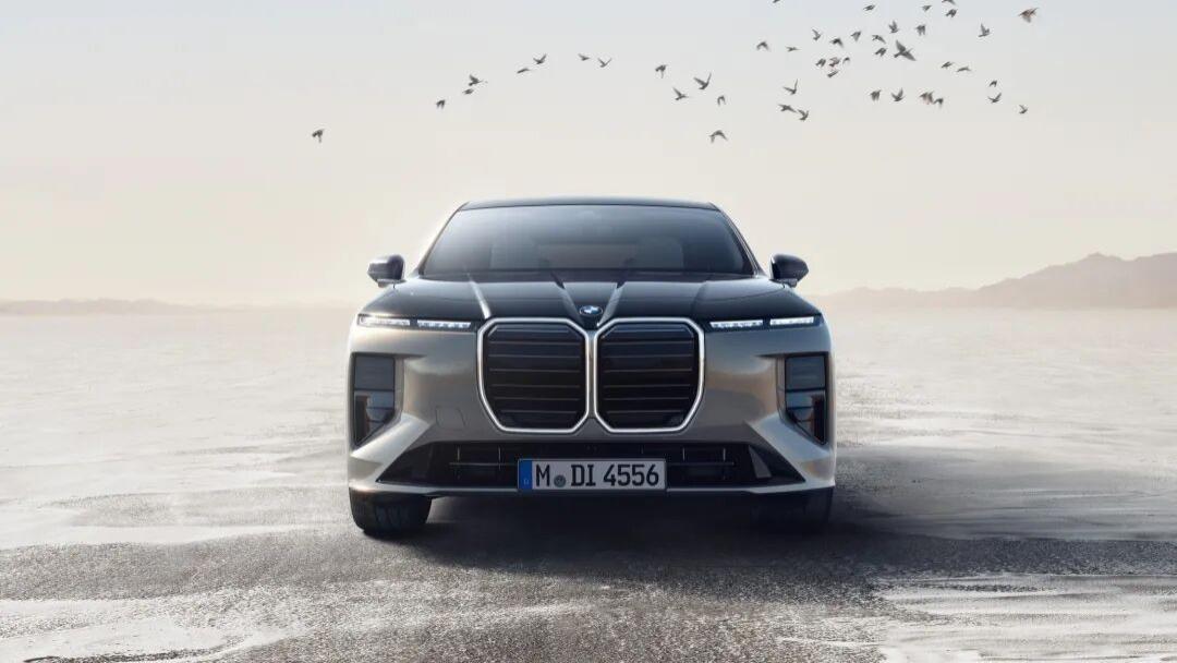 宝马旗舰轿车7系中期改款，内饰升级，纯电续航更长