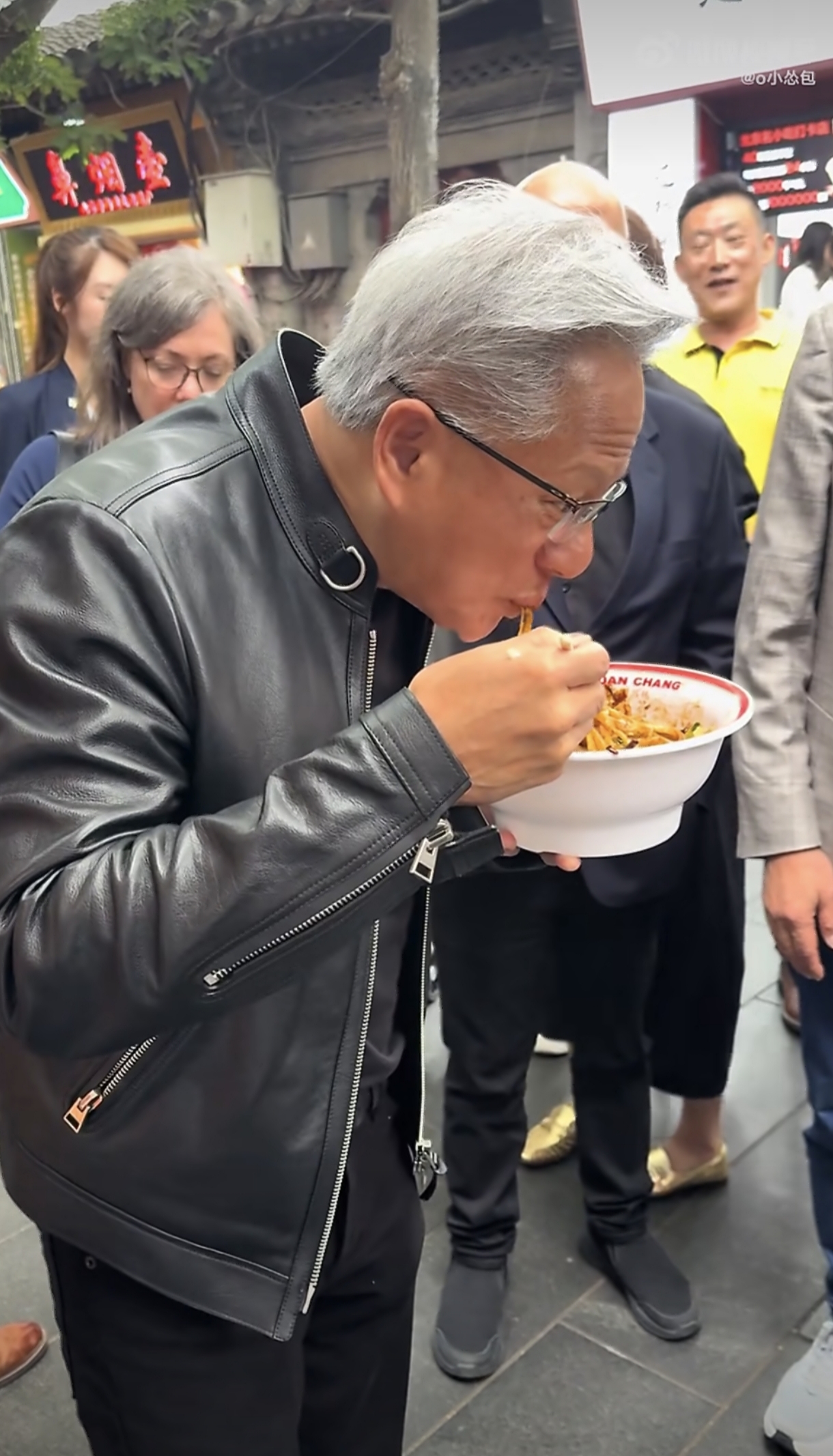 黄仁勋终于说清穿皮夹克原因，17岁后全靠老婆买衣服，30度高温也不脱
说起英伟达