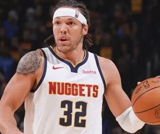 NBA季后赛，掘金前锋阿龙-戈登因为小腿伤势缺席。
赛前，主帅阿德尔曼表示在第二